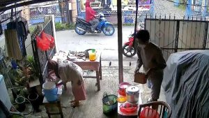 NENEK-PENJUAL-NASI-UDUK-JADI-KORBAN-PENCURIAN