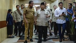 presiden-prabowo-jenguk-korban-kecelakaan-kereta-di-rsud-bekasi-1777351915162_169-1