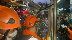 proses-evakuasi-kecelakaan-kereta-di-stasiun-bekasi-timur-dok-basarnas-1777311652233_169-1